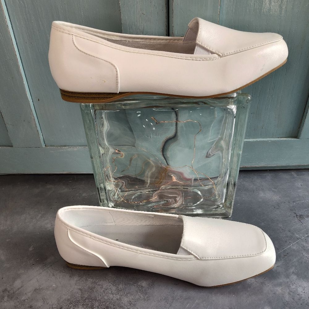 Classique Womens White Slip On Flats Dress Shoes 9W